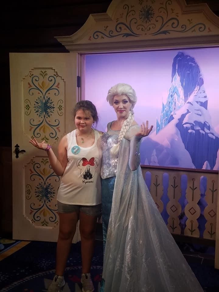 Kyndall princess pose